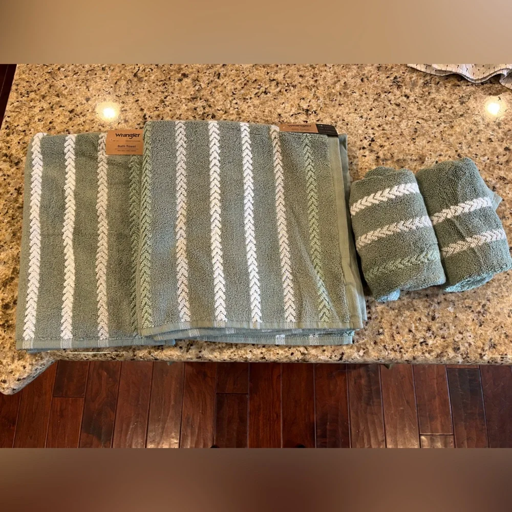 Wrangler Green and White Bath and Hand Towel Set